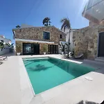 Beachfront Vila *